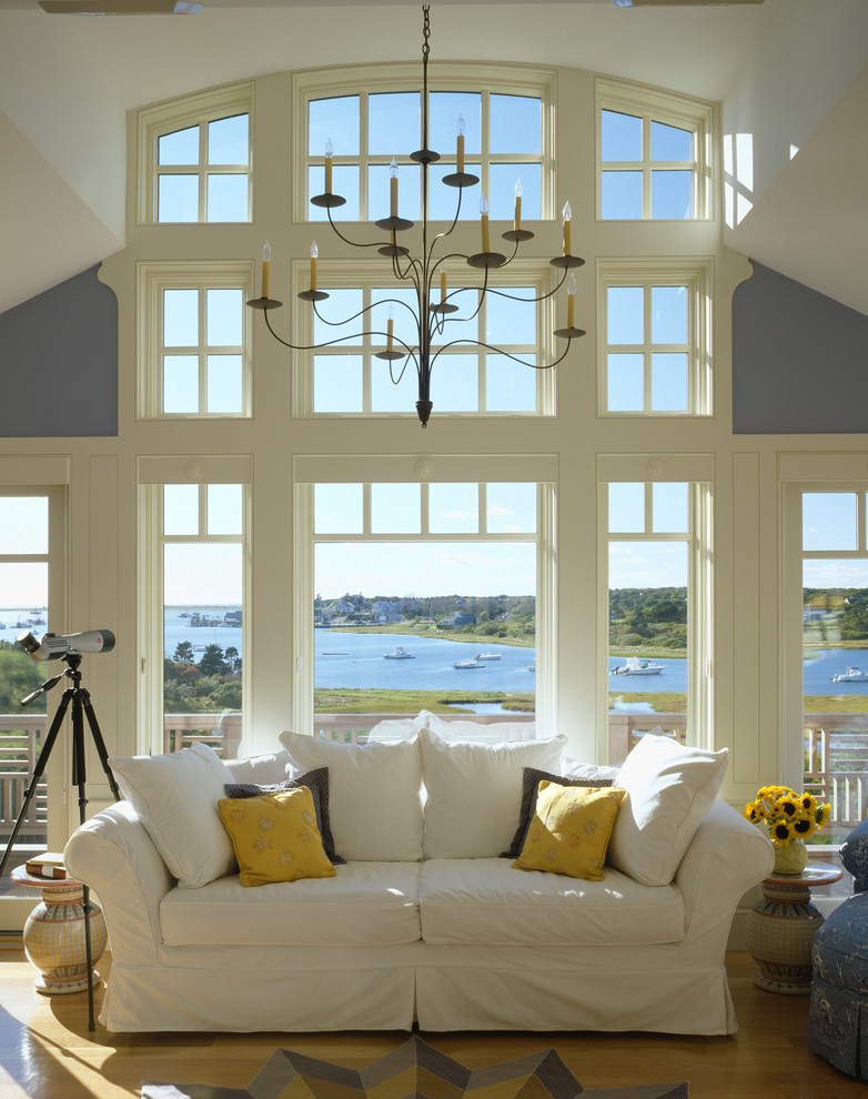Свежая идея для дизайна: гостиная комната в морском стиле с синими стенами - отличное фото интерьера
