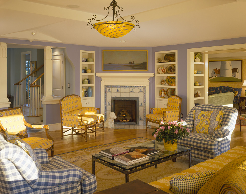 Wohnzimmer mit Eckkamin, gefliester Kaminumrandung und lila Wandfarbe in Boston