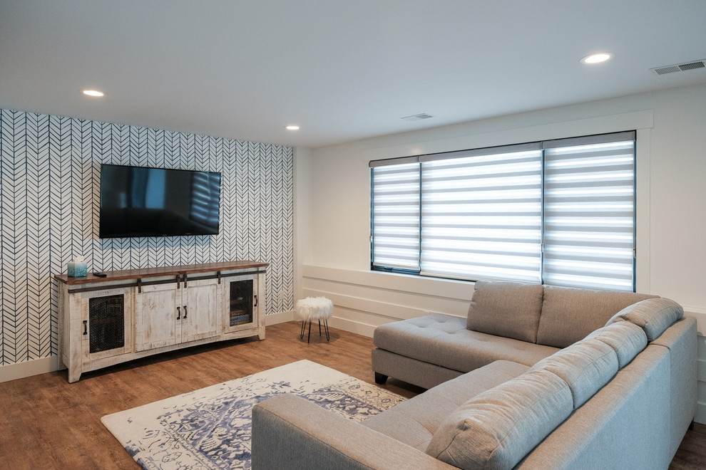 На фото: парадная, открытая гостиная комната среднего размера в морском стиле с белыми стенами, паркетным полом среднего тона, телевизором на стене и обоями за телевизором