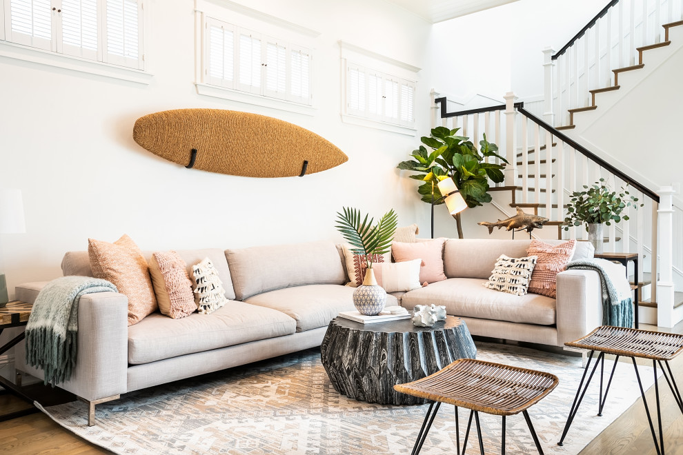 Mittelgroßes, Offenes Maritimes Wohnzimmer mit weißer Wandfarbe, hellem Holzboden, TV-Wand und braunem Boden in Los Angeles