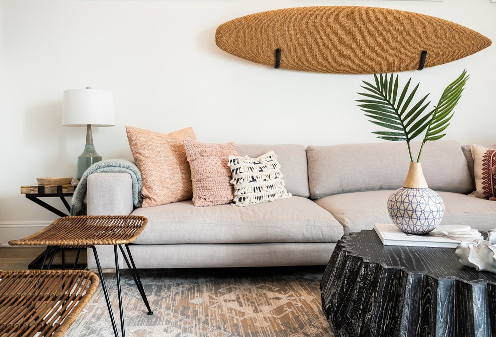 Foto di un soggiorno stile marinaro aperto e di medie dimensioni con pareti bianche, pavimento marrone, parquet chiaro e TV a parete