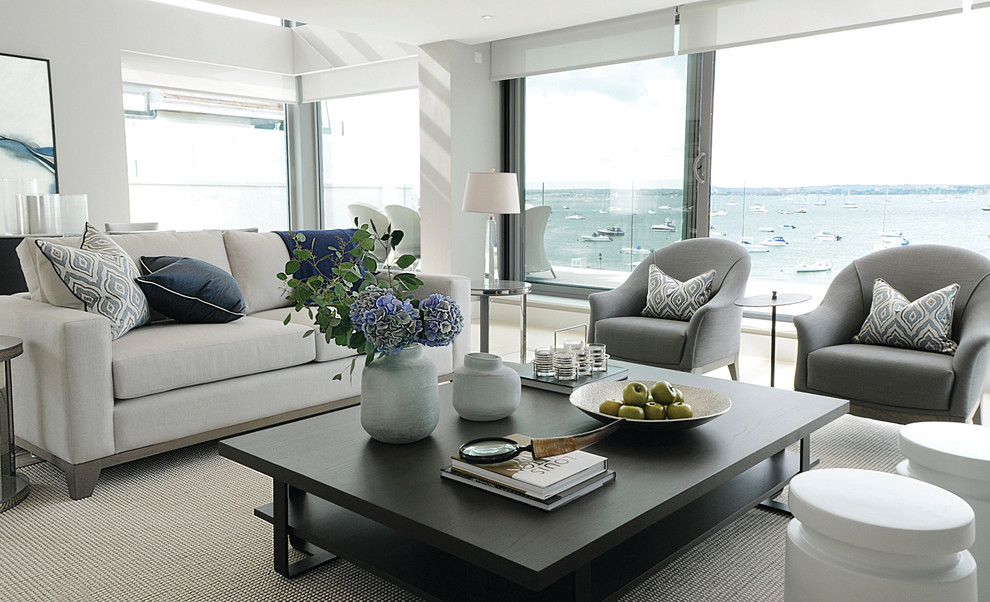 Свежая идея для дизайна: изолированная гостиная комната среднего размера в морском стиле с белыми стенами и ковровым покрытием без камина, телевизора - отличное фото интерьера