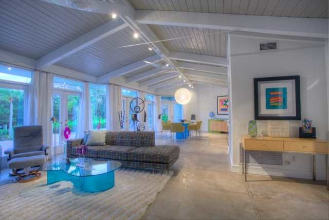 Example of a mid-century modern living room design in Tampa