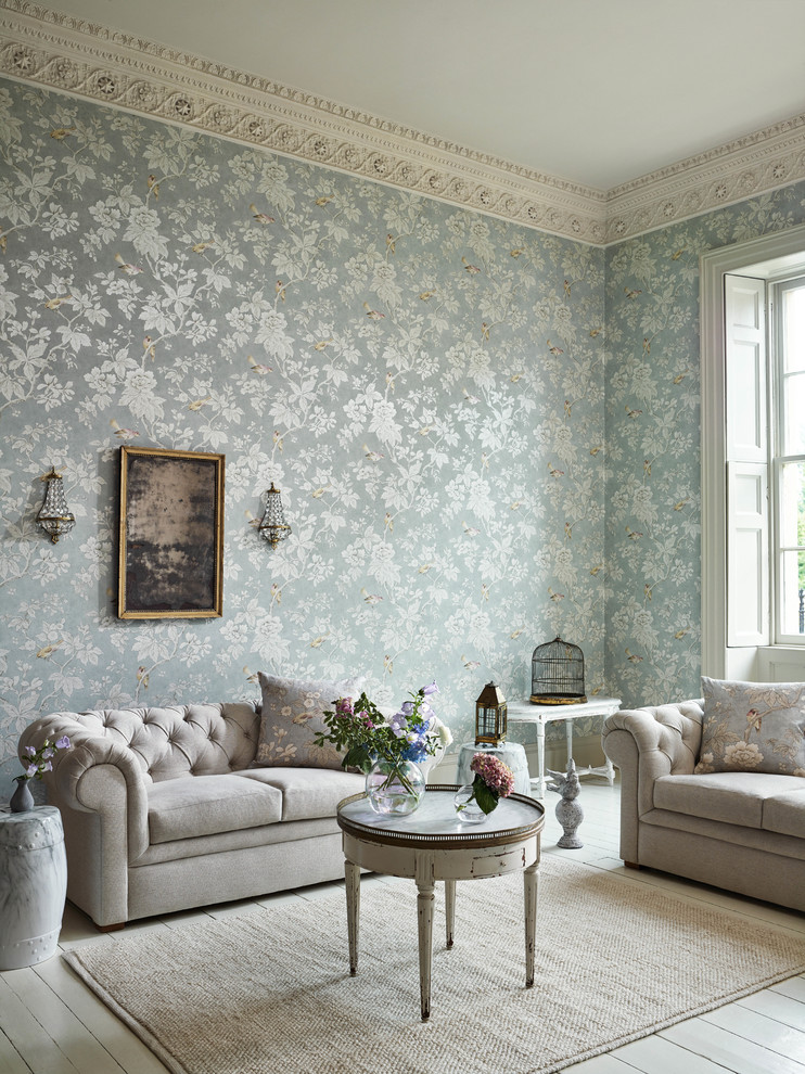 Imagen de salón para visitas romántico con paredes multicolor, suelo de madera pintada y suelo beige