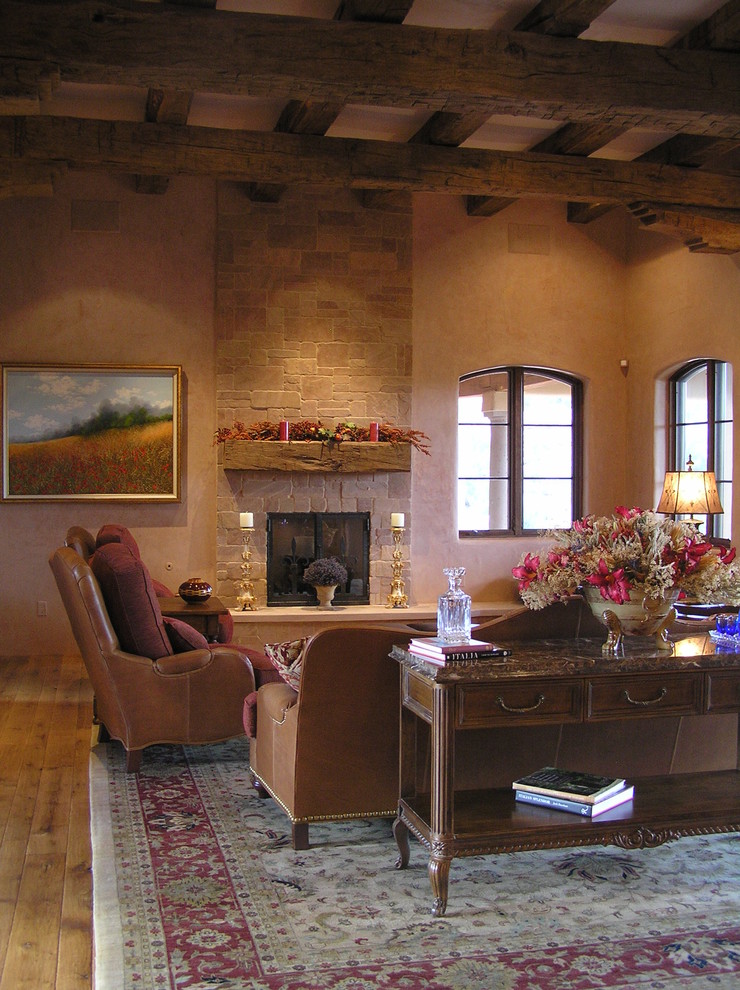 Großes, Offenes Klassisches Wohnzimmer mit roter Wandfarbe, hellem Holzboden, Kamin und Kaminumrandung aus Stein in Albuquerque