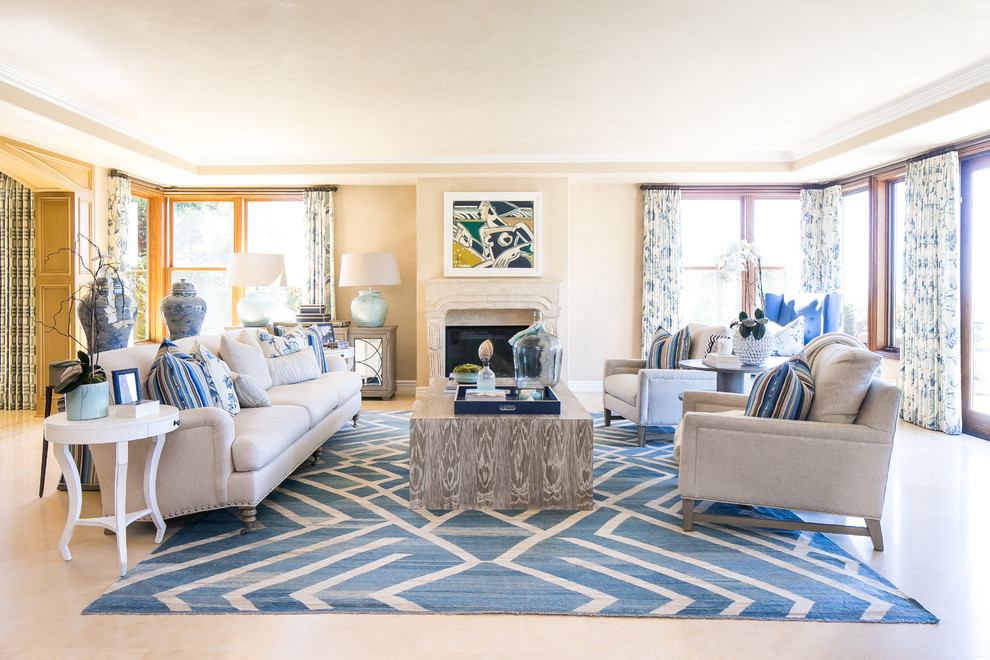 Immagine di un soggiorno stile marino con sala formale, pareti beige, camino classico e nessuna TV
