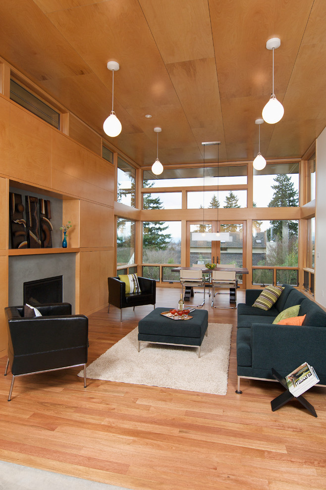 Exemple d'un salon tendance avec un sol en bois brun et une cheminée standard.