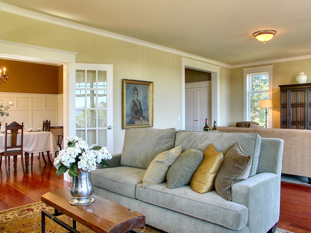 Immagine di un ampio soggiorno tradizionale con pareti beige