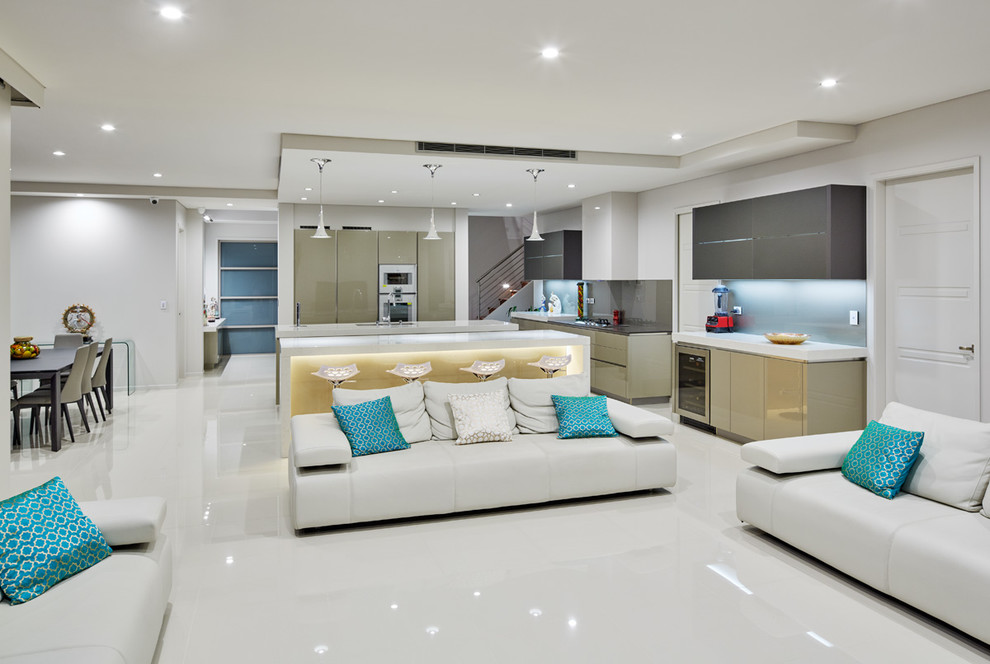 На фото: открытая гостиная комната среднего размера в современном стиле с белыми стенами, полом из керамогранита и отдельно стоящим телевизором с