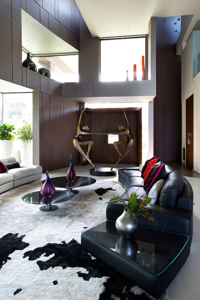 Ispirazione per un grande soggiorno design aperto con sala formale, pareti marroni, pavimento in gres porcellanato e nessuna TV