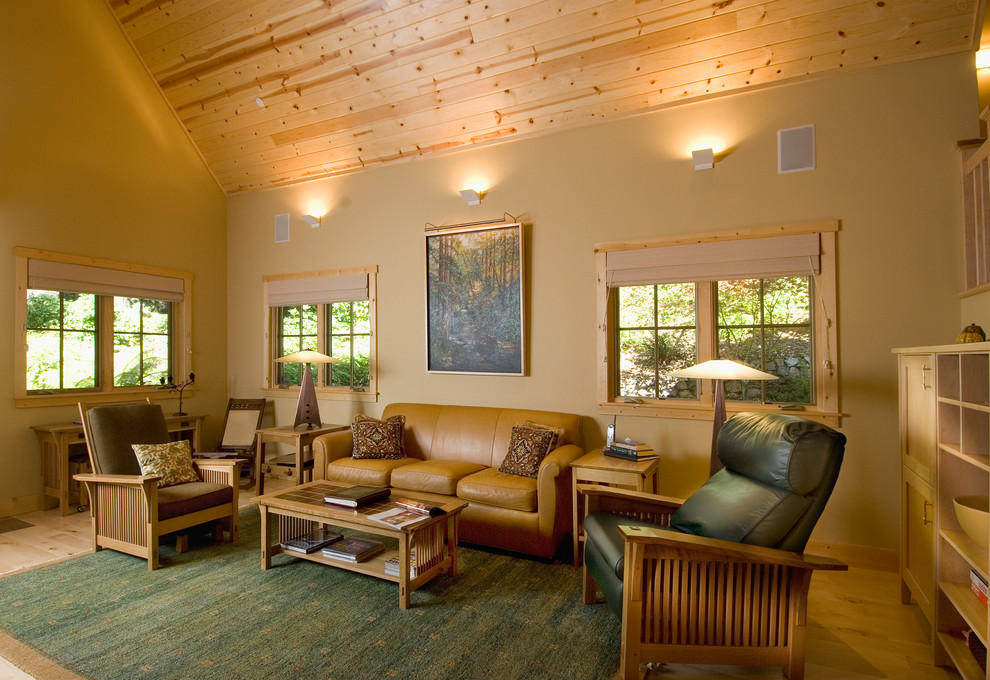 Aménagement d'un salon craftsman avec une salle de réception, un mur beige et un sol en bois brun.