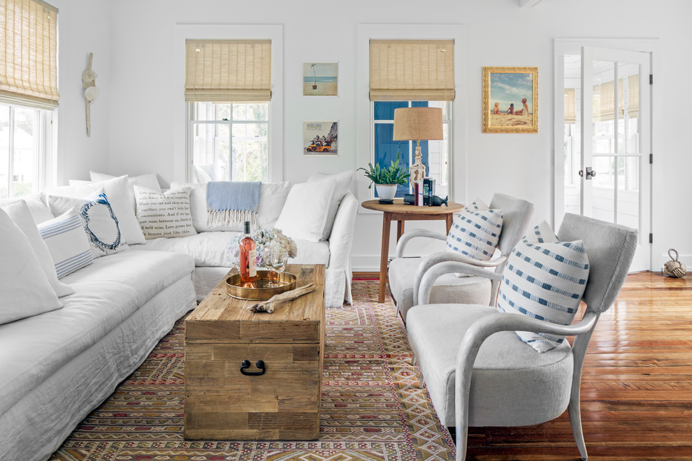 Idee per un soggiorno stile marino con pareti bianche, pavimento in legno massello medio e pavimento marrone