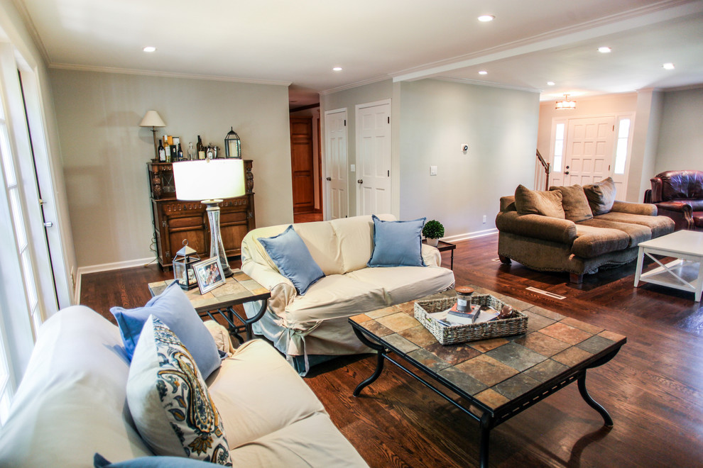 Immagine di un soggiorno chic di medie dimensioni e aperto con pareti beige e TV autoportante