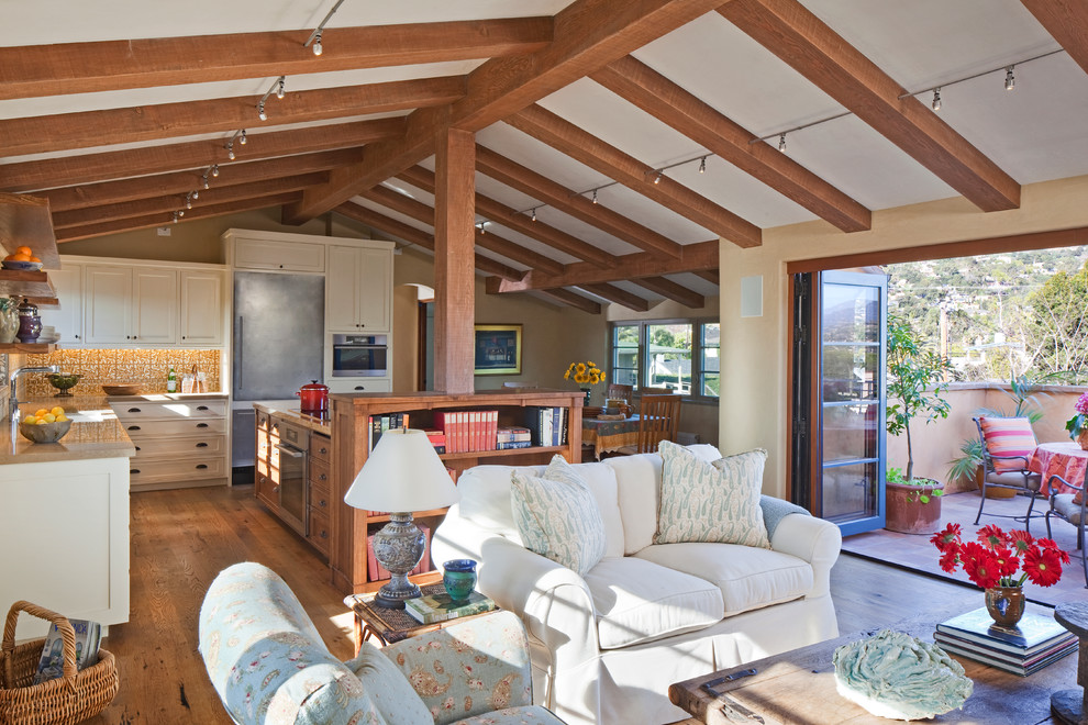 Mittelgroßes Mediterranes Wohnzimmer im Loft-Stil mit braunem Holzboden und weißer Wandfarbe in Santa Barbara
