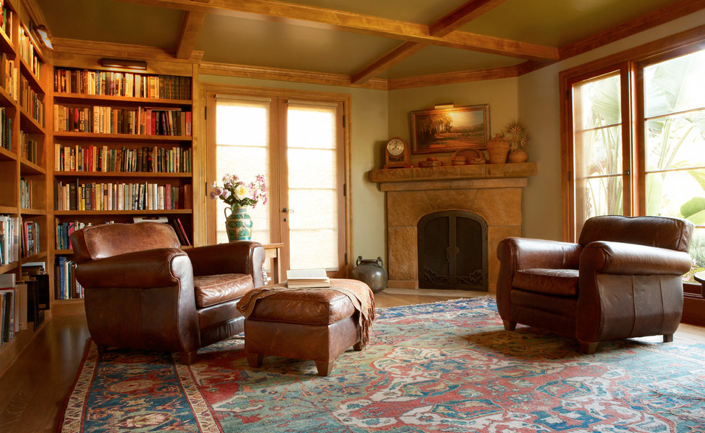 Exempel på ett stort medelhavsstil separat vardagsrum, med ett bibliotek, beige väggar, ljust trägolv, en öppen hörnspis, en spiselkrans i sten och beiget golv