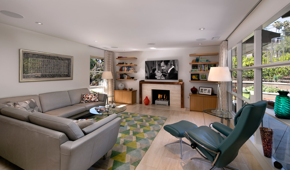 Источник вдохновения для домашнего уюта: открытая гостиная комната среднего размера в современном стиле с белыми стенами, светлым паркетным полом, стандартным камином, фасадом камина из кирпича и телевизором на стене