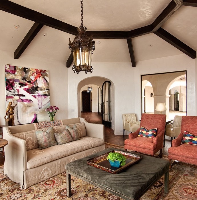 Esempio di un soggiorno mediterraneo chiuso con sala formale, pareti beige e pavimento in legno massello medio