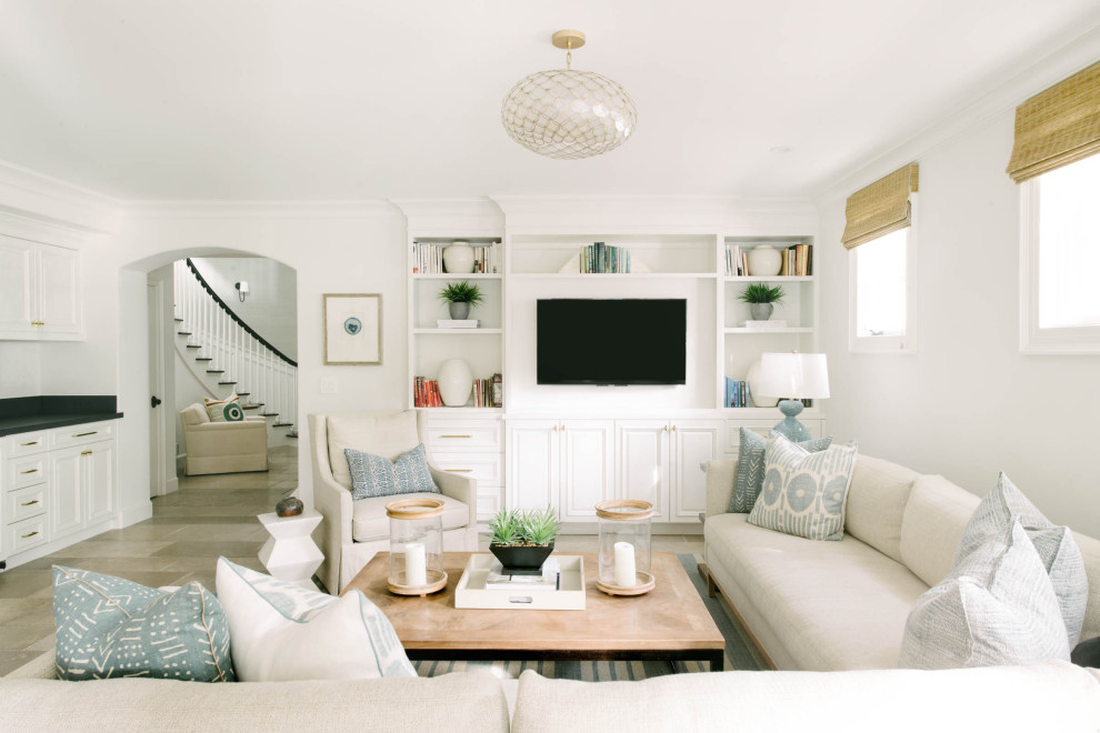 Ispirazione per un soggiorno stile marinaro con pareti bianche, parete attrezzata e pavimento marrone