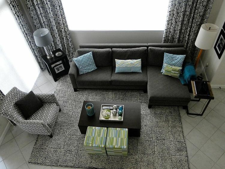 Immagine di un soggiorno stile marinaro aperto e di medie dimensioni con pareti bianche e pavimento con piastrelle in ceramica