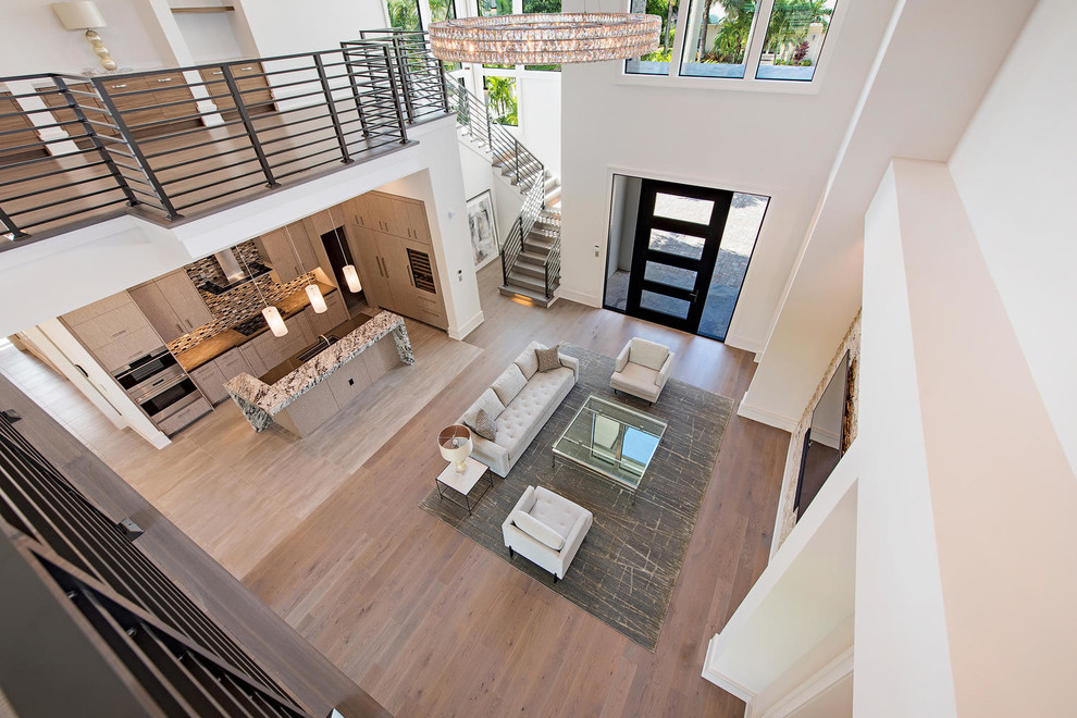 Idee per un soggiorno minimal di medie dimensioni e aperto con pareti beige, parquet chiaro e pavimento marrone
