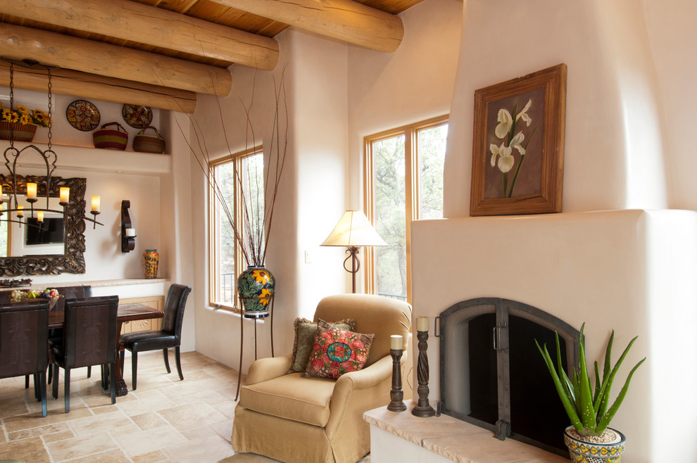 Modelo de salón abierto de estilo americano de tamaño medio con paredes beige, todas las chimeneas y marco de chimenea de yeso