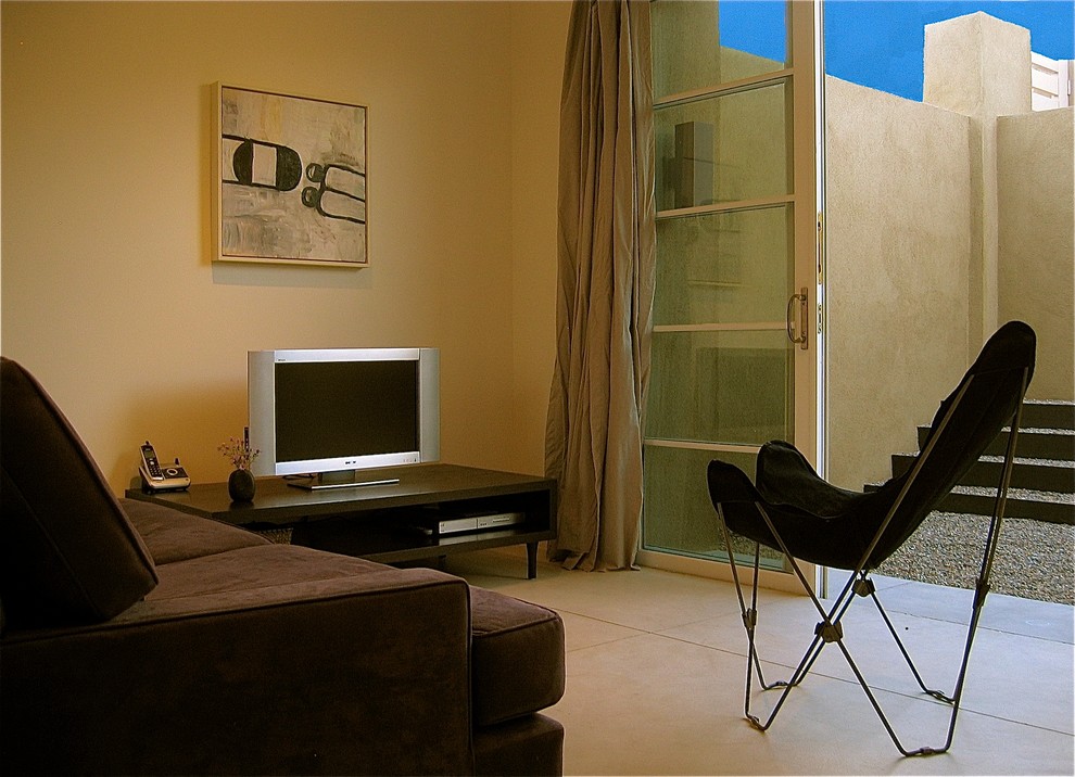 Foto de salón abierto minimalista pequeño con paredes blancas y suelo de cemento