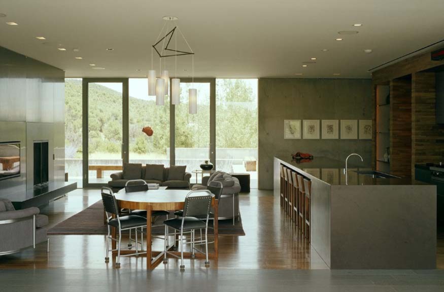 Geräumiges, Fernseherloses, Offenes Modernes Wohnzimmer mit beiger Wandfarbe, hellem Holzboden, Gaskamin, Kaminumrandung aus Beton und braunem Boden in Albuquerque