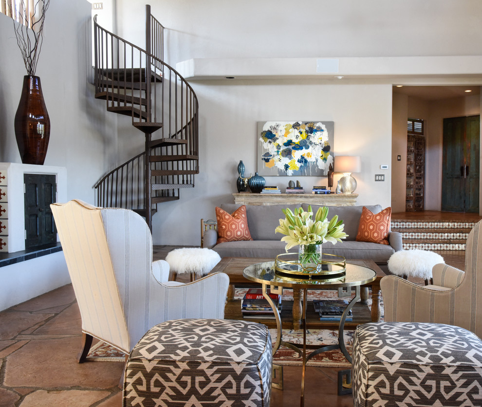 Mittelgroßes, Fernseherloses, Offenes Klassisches Wohnzimmer mit grauer Wandfarbe, Kamin und gefliester Kaminumrandung in Albuquerque