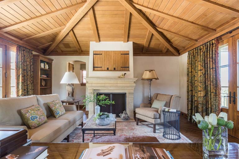Geräumiges, Fernseherloses, Offenes Mediterranes Wohnzimmer mit beiger Wandfarbe, braunem Holzboden und Kamin in San Francisco
