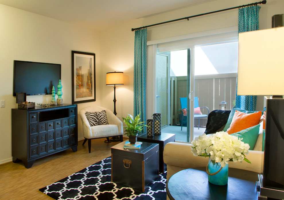 Источник вдохновения для домашнего уюта: изолированная гостиная комната в современном стиле с белыми стенами, полом из бамбука и телевизором на стене