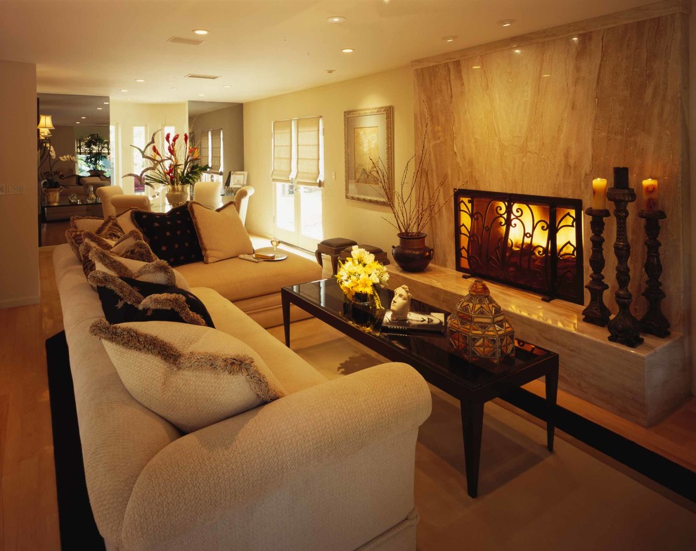 Aménagement d'un salon classique avec un mur blanc, parquet clair, une cheminée standard et un manteau de cheminée en pierre.
