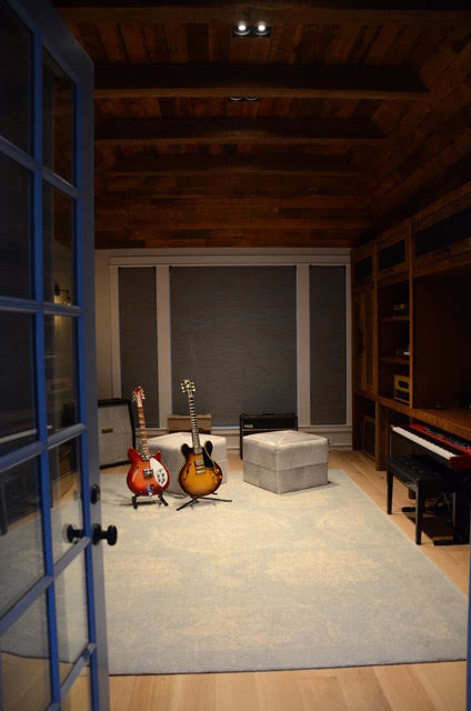 Inredning av ett modernt stort separat vardagsrum, med ett musikrum, bruna väggar, ljust trägolv och brunt golv