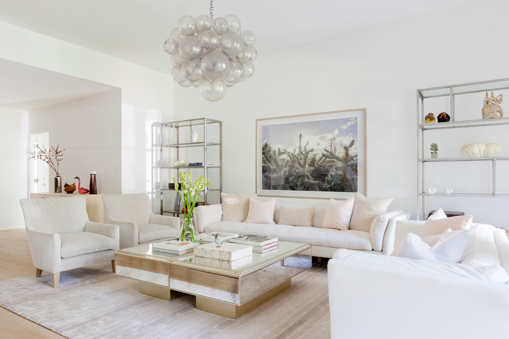 Mittelgroßes, Repräsentatives, Fernseherloses, Offenes Klassisches Wohnzimmer mit weißer Wandfarbe und hellem Holzboden in Los Angeles