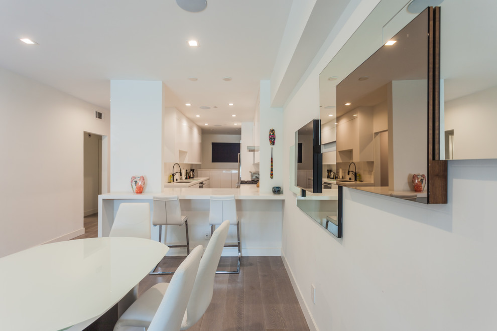 Mittelgroßes Modernes Wohnzimmer mit weißer Wandfarbe, braunem Holzboden und grauem Boden in Los Angeles