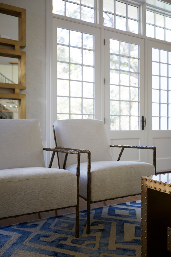 Offenes, Mittelgroßes, Repräsentatives Klassisches Wohnzimmer mit weißer Wandfarbe, dunklem Holzboden und braunem Boden in Miami