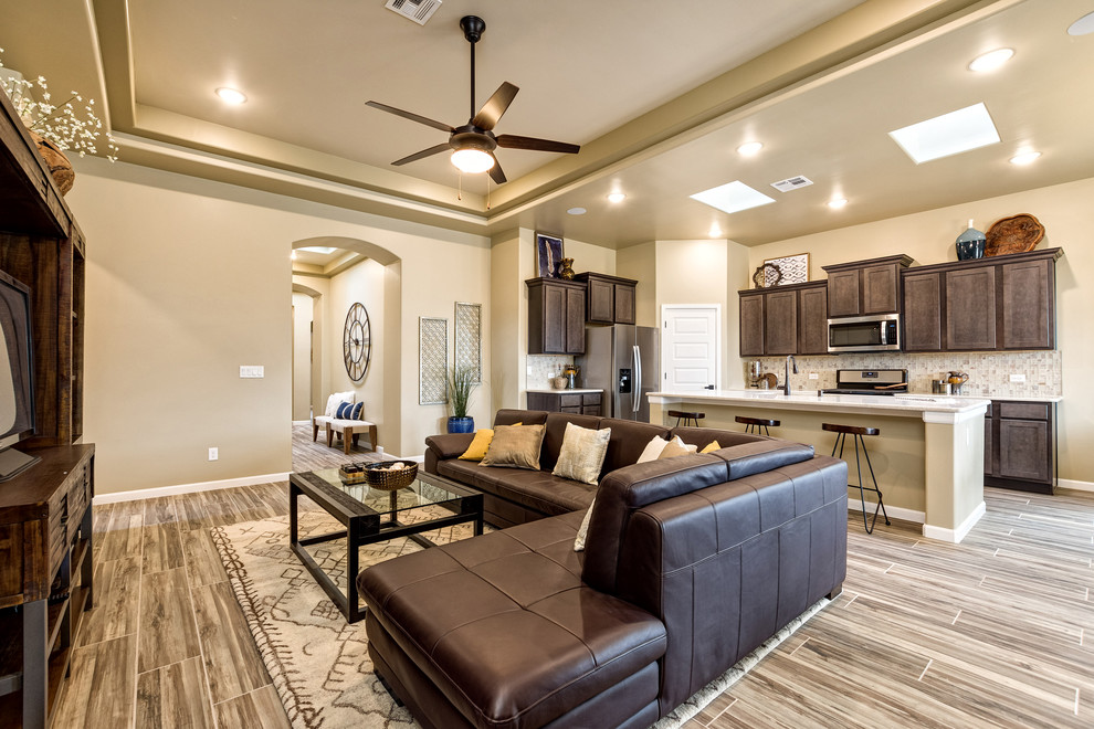 Immagine di un soggiorno classico aperto con pareti beige, pavimento in legno verniciato, TV autoportante e pavimento multicolore