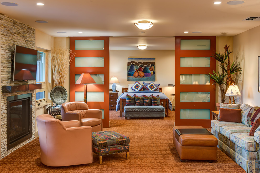 Mediterranes Wohnzimmer mit beiger Wandfarbe, Teppichboden, Kamin, Kaminumrandung aus Stein, TV-Wand und orangem Boden in San Francisco