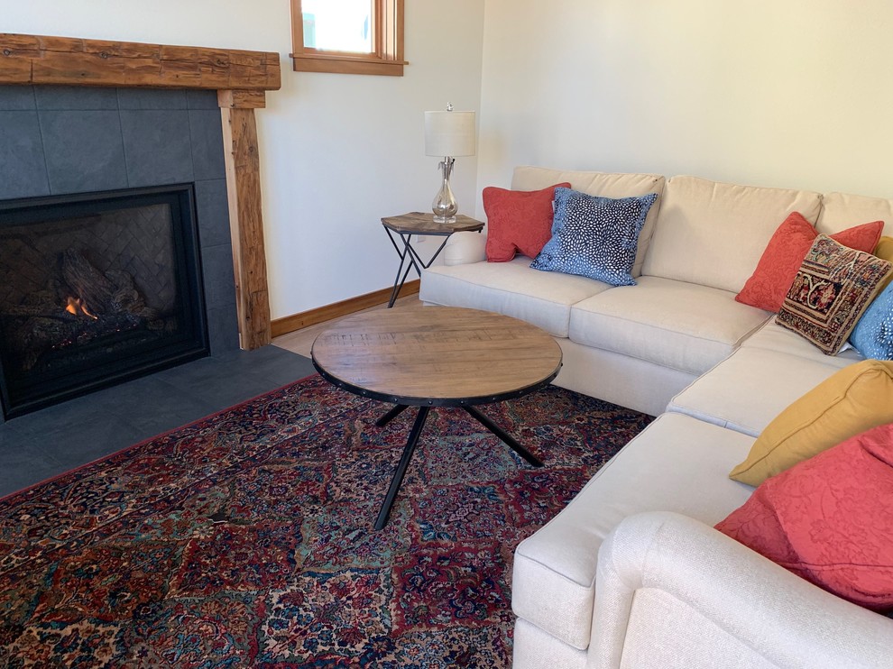 Offenes Klassisches Wohnzimmer mit hellem Holzboden und Kaminumrandung aus Holz in San Francisco