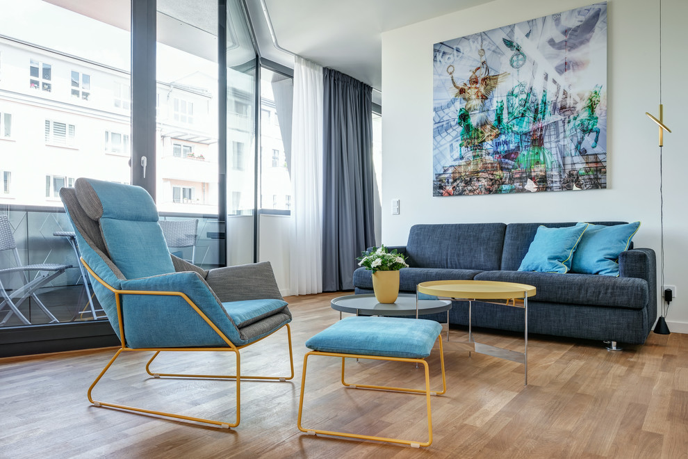 Mittelgroßes Modernes Wohnzimmer ohne Kamin mit weißer Wandfarbe, hellem Holzboden und beigem Boden in Berlin