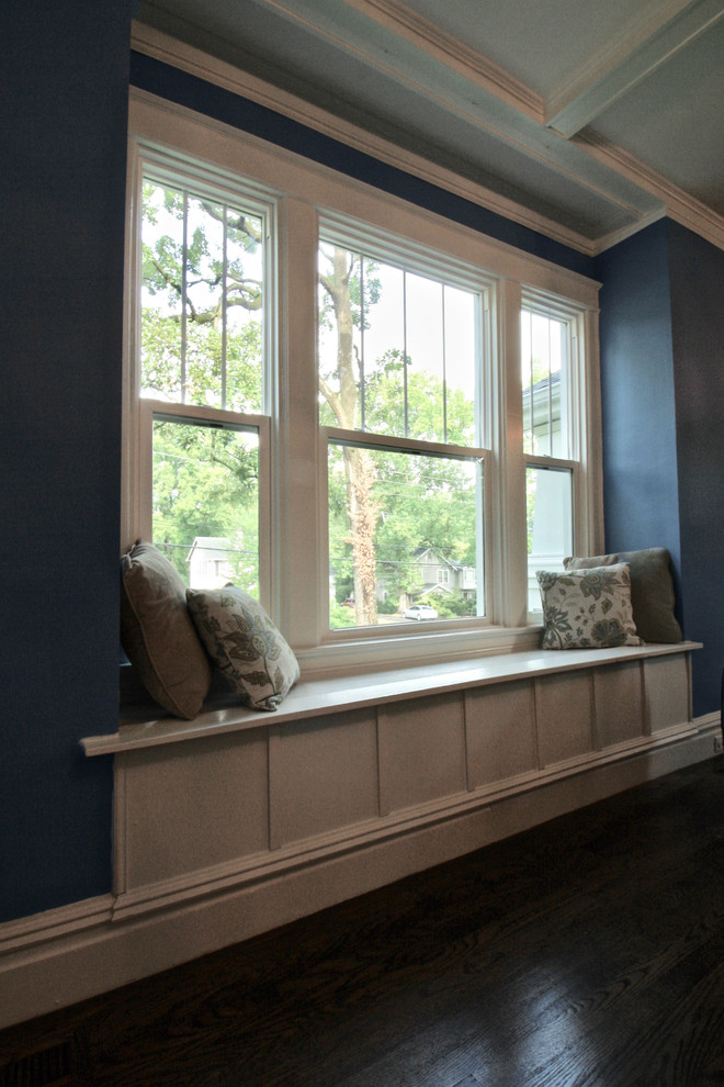 Foto på ett mellanstort amerikanskt separat vardagsrum, med blå väggar, mellanmörkt trägolv, en standard öppen spis, en spiselkrans i tegelsten och brunt golv