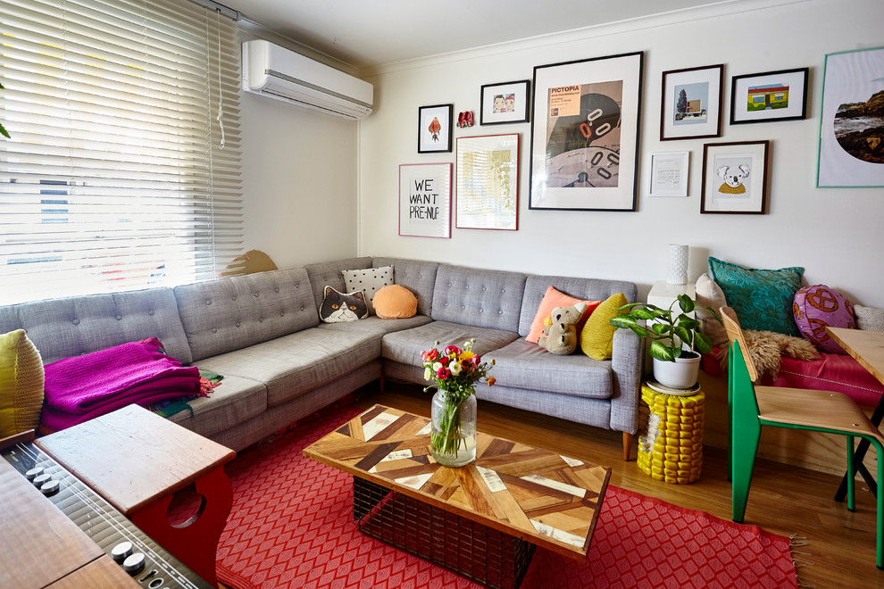 Repräsentatives, Fernseherloses, Offenes Stilmix Wohnzimmer mit braunem Holzboden in Melbourne