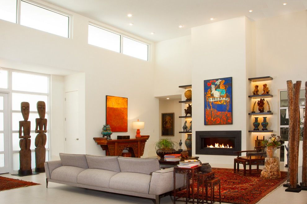 Идея дизайна: парадная, открытая гостиная комната в восточном стиле с белыми стенами и горизонтальным камином