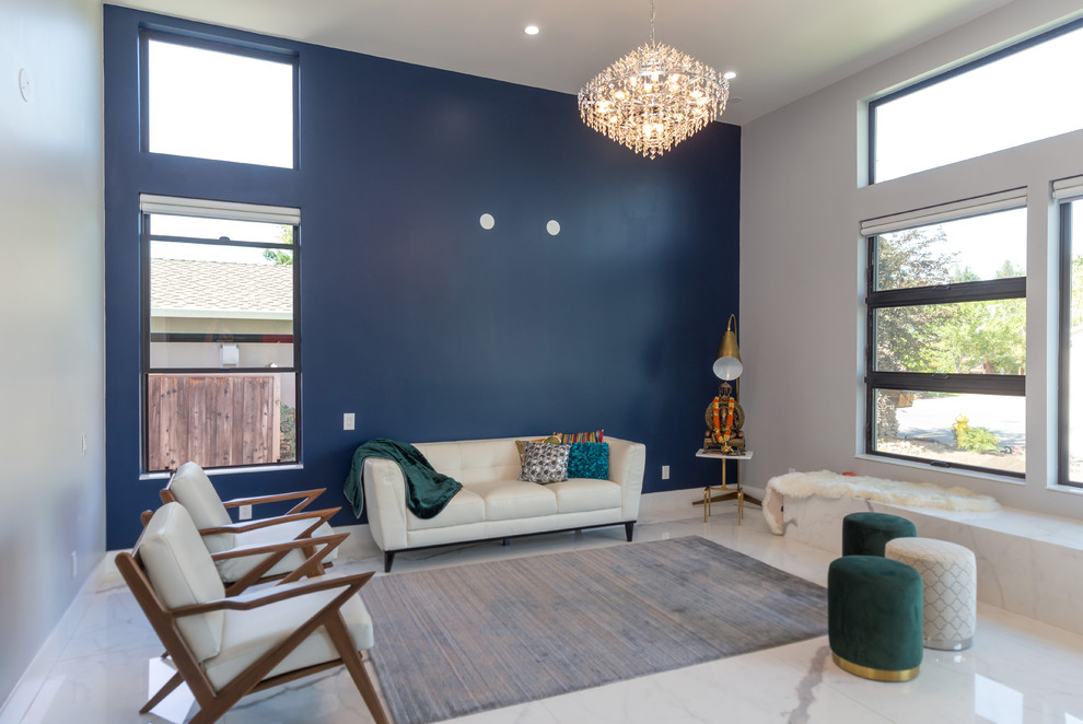 サンフランシスコにある小さなコンテンポラリースタイルのおしゃれなリビング (青い壁、大理石の床、白い床、テレビなし) の写真