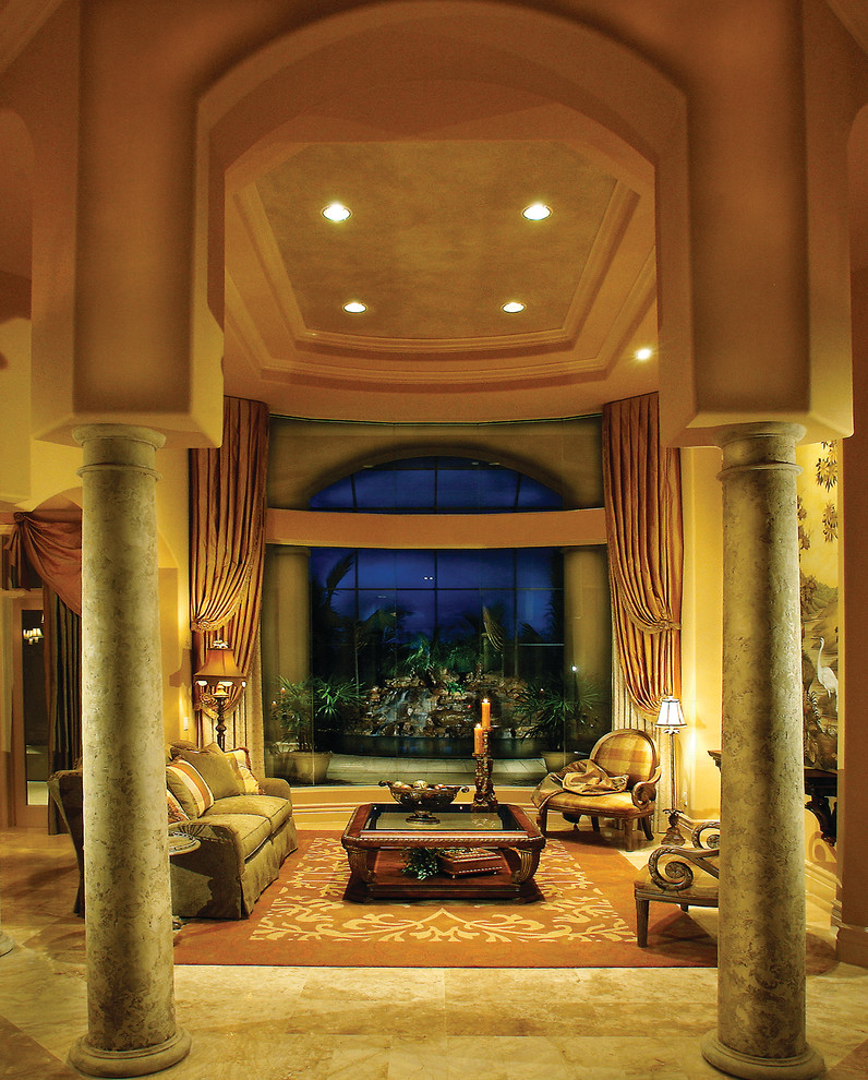 マイアミにあるラグジュアリーな広い地中海スタイルのおしゃれなリビング (ベージュの壁、トラバーチンの床、暖炉なし、テレビなし) の写真