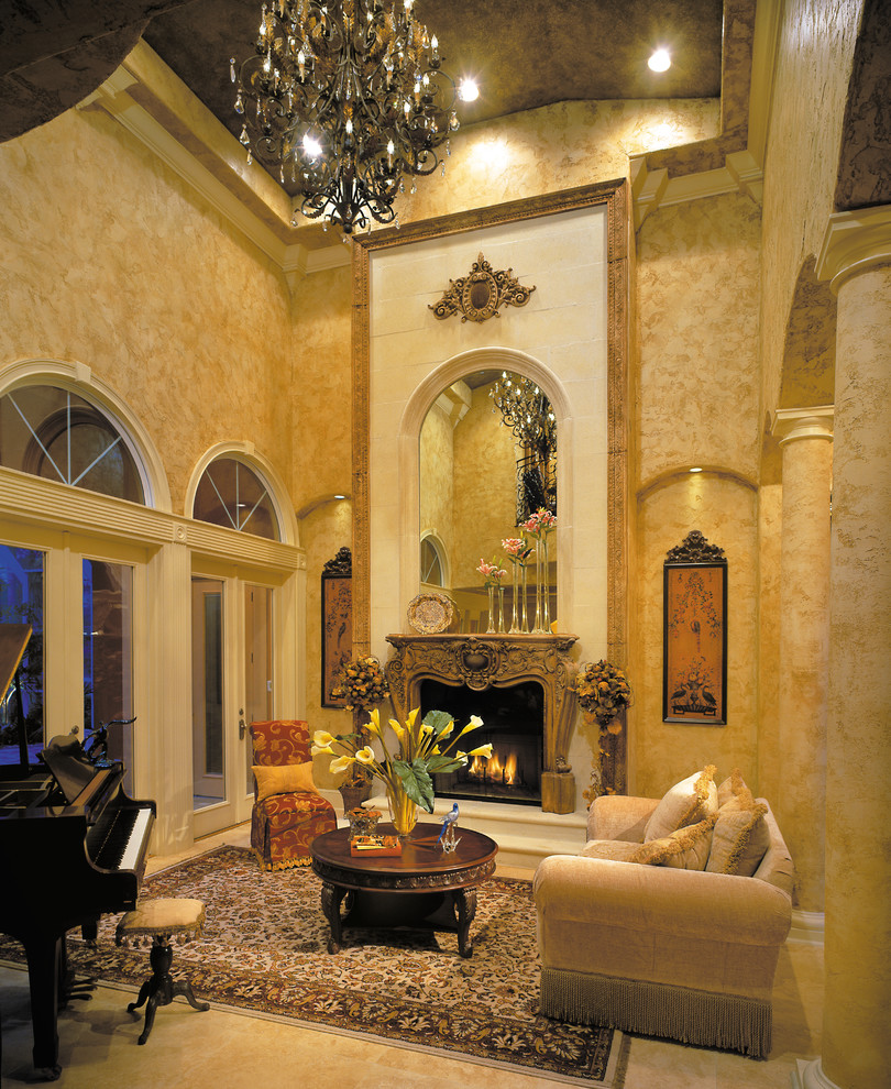 Пример оригинального дизайна: большая парадная, открытая гостиная комната в средиземноморском стиле с бежевыми стенами, полом из травертина, стандартным камином и фасадом камина из штукатурки без телевизора