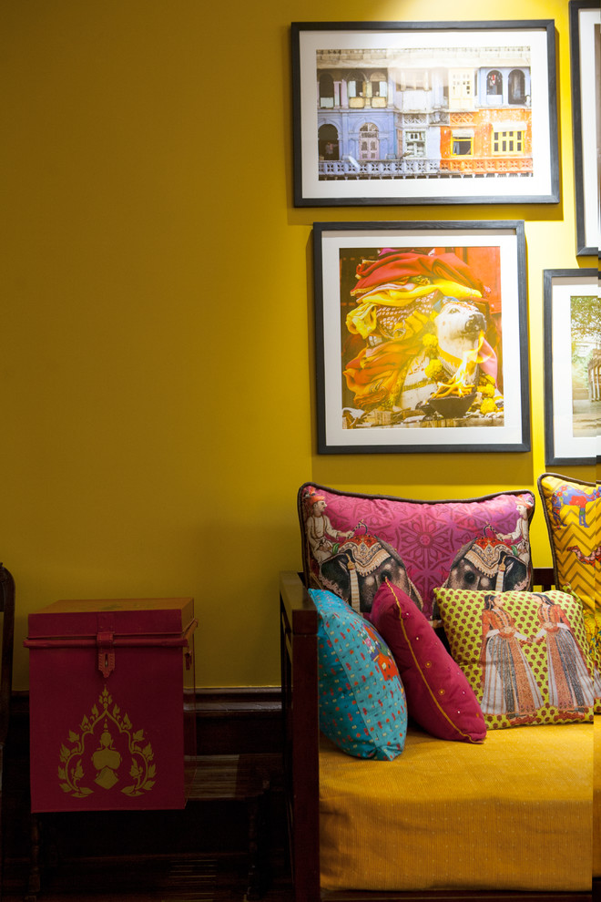 Imagen de salón abierto de estilo zen de tamaño medio con paredes amarillas y suelo de madera oscura