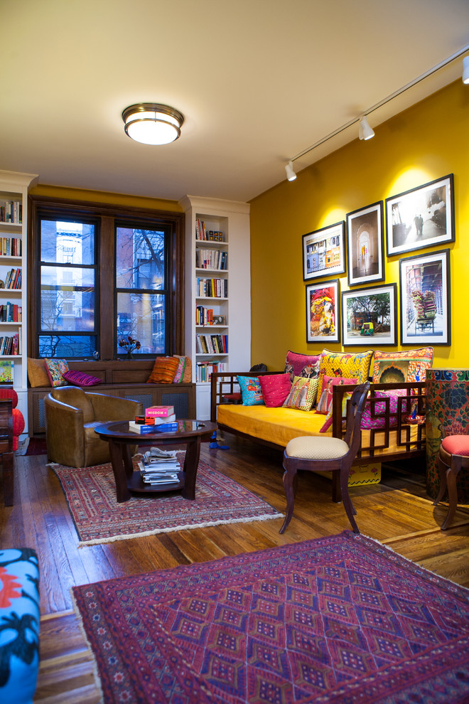 Exemple d'un salon éclectique de taille moyenne et ouvert avec un mur jaune et parquet foncé.