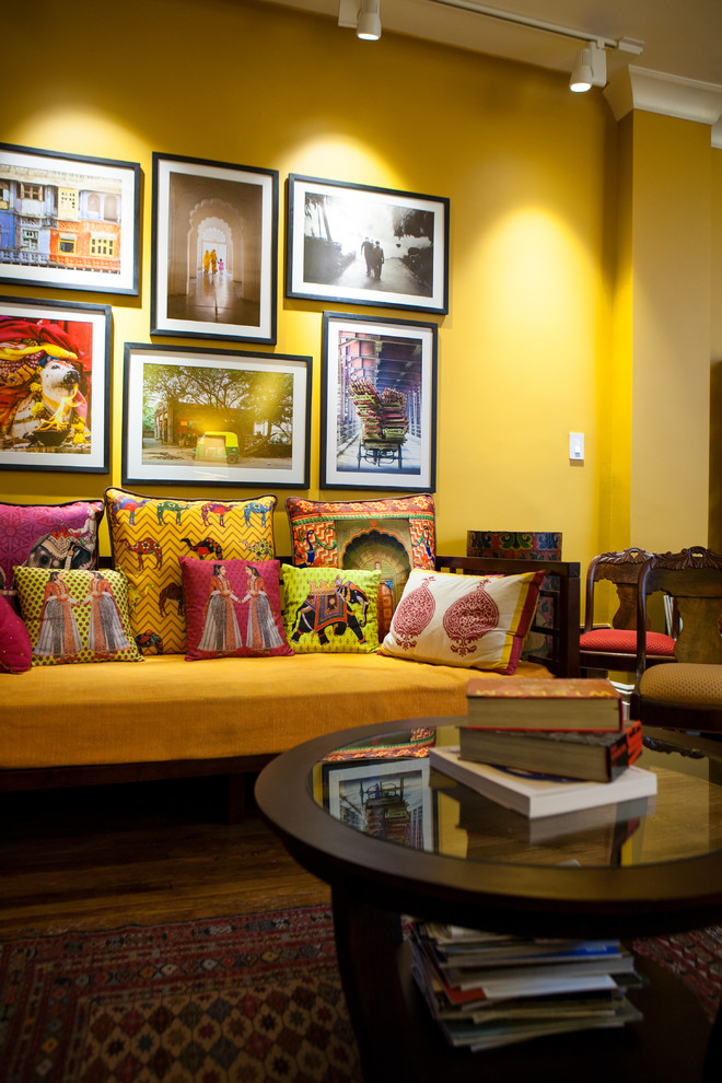 Mittelgroßes, Offenes Asiatisches Wohnzimmer mit gelber Wandfarbe und dunklem Holzboden in New York