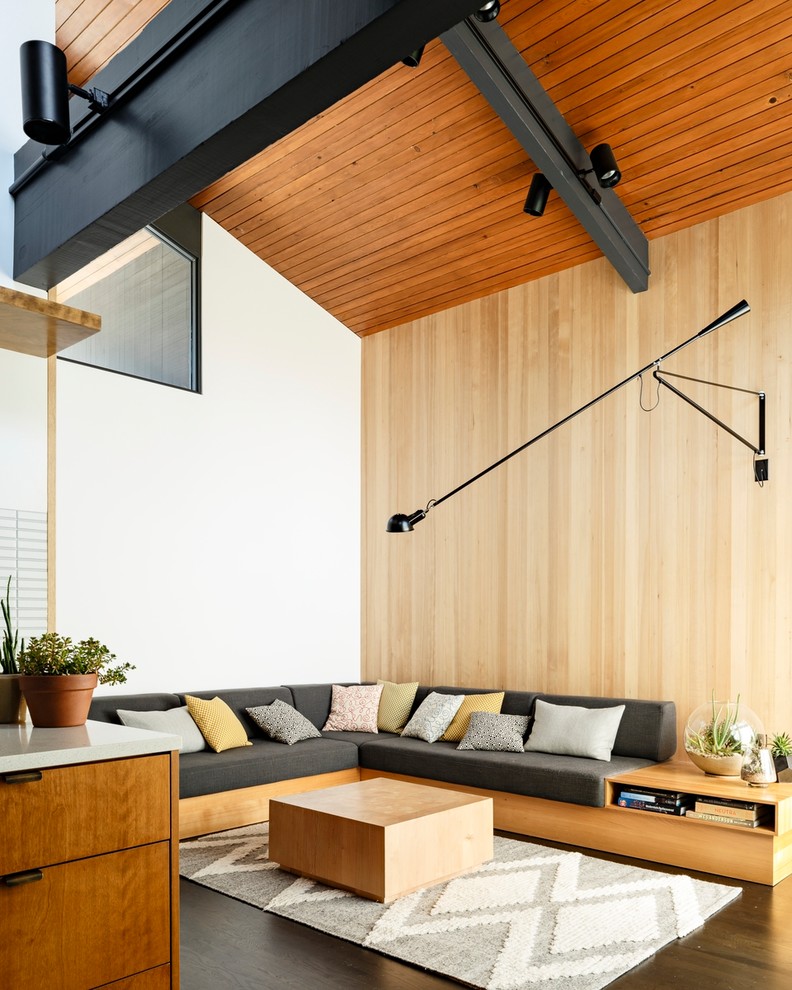Idee per un soggiorno moderno aperto con pareti bianche, parquet scuro e pavimento marrone