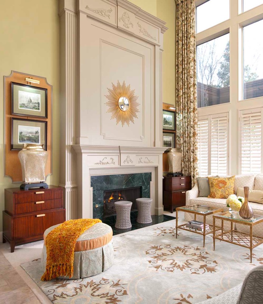 Источник вдохновения для домашнего уюта: гостиная комната в классическом стиле с желтыми стенами, стандартным камином и красивыми шторами